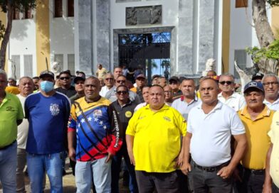 Conductores de líneas de taxis en Coro reclaman reduccción del litraje de gasolina