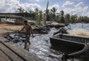 Pescadores luchan contra derrames de crudo en plena reactivación petrolera en Venezuela