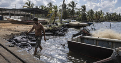 Pescadores luchan contra derrames de crudo en plena reactivación petrolera en Venezuela