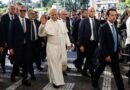Papa entró andando al hospital acompañado de sus secretarios y médico personal