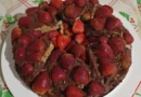 Torta a base de avena con chocolate sin azúcar y fresas