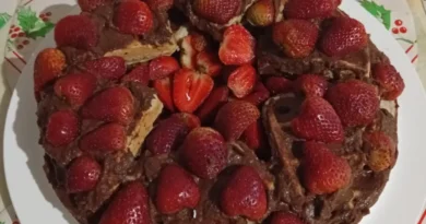 Torta a base de avena con chocolate sin azúcar y fresas
